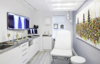 a consultation room at Robotic Joint Center