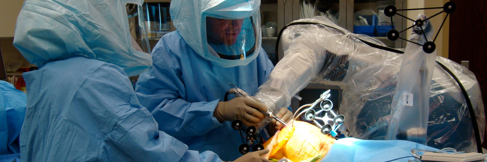 Dr. Buechel performing robotic knee replacement surgery at Taipei Postal Hospital