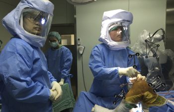 Dr. Buechel performing robotic knee replacement surgery at Taipei Postal Hospital