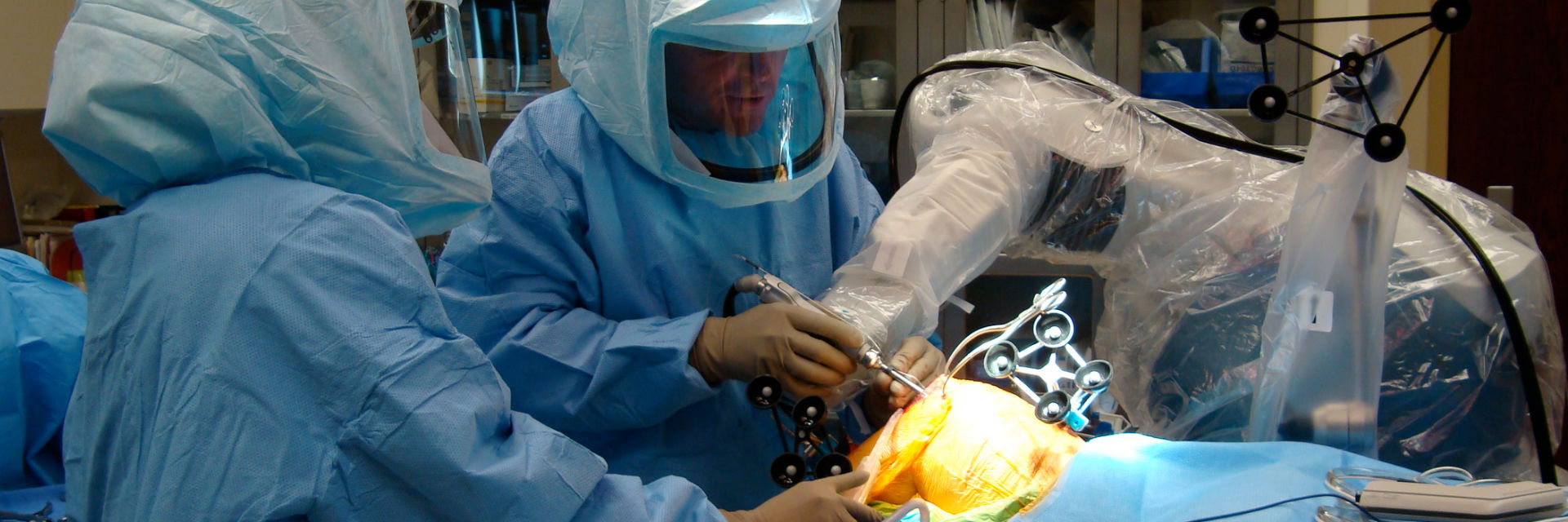 Dr. Buechel performing robotic knee replacement surgery