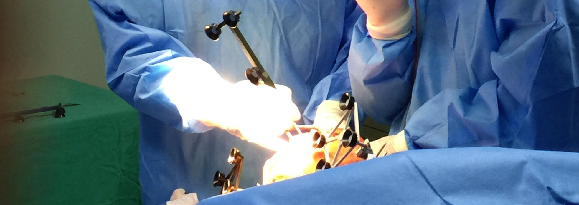 Dr. Buechel performing robotic knee replacement surgery